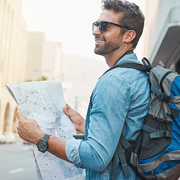 Um homem que explora uma cidade durante as férias que ganhou por meio de um programa de marketing de fidelidade.