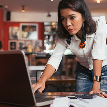 A woman purchasing online and working about digital marketing and privacy.