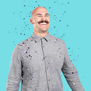small_image_smileman Ein lächelnder Mann, der sich SmileDirectClub als Reaktion auf die neue Kundenakquisitionsstrategie des Unternehmens angeschlossen hat.